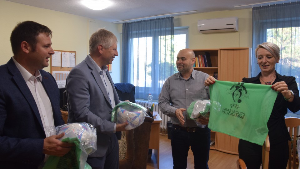 Labdákat kaptak az oroszlányi és komáromi gyermekotthonok